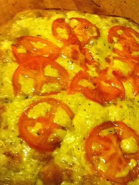 Mozzarella cheese and tomato pizza|claudia molinaさん