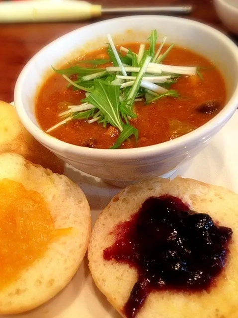 Snapdishの料理写真:今日のスープはしゃきしゃき水菜のトマトカレースープ、ジャムはブルーベリーとルバーブ、マーマレード。|liccaさん