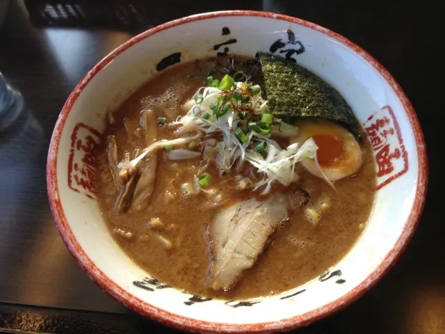 函館湯の川一文字  函館ちゃちゃブラックラーメン¥780濃厚な魚介系のとろみのあるスープで麺との絡みもグッド（≧∇≦）美味しく頂きましたぁ(^^)／~~~|函館B級グルメ調査隊体調さん