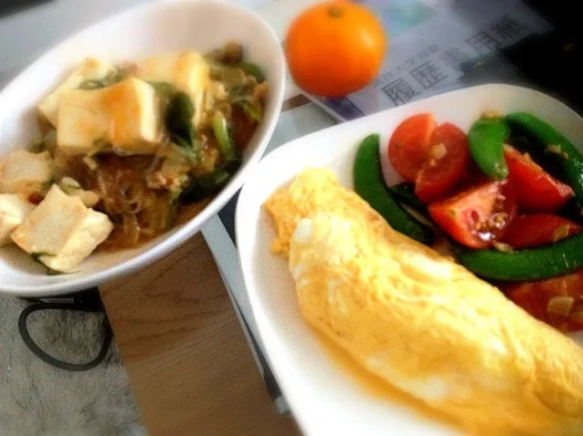 麻婆豆腐、さやえんどうトマトのアンチョビ炒め、オムレツ|natsukiさん