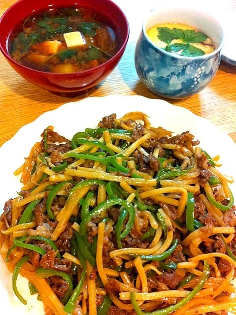 青椒肉絲老、茶碗蒸し、カブと豆腐と三つ葉の赤だし。|ぽにこさん