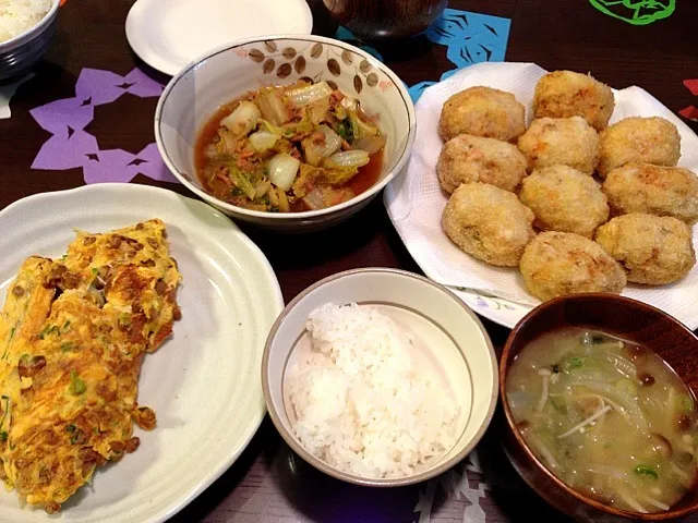 コロッケ、納豆オムレツ、白菜とツナの煮物、タマネギとキノコの味噌汁|りりんさん