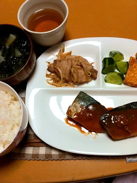 きゅうりの漬物、卵焼き、もやしいため、大根とワカメの味噌汁、サバ味噌|tomrowさん