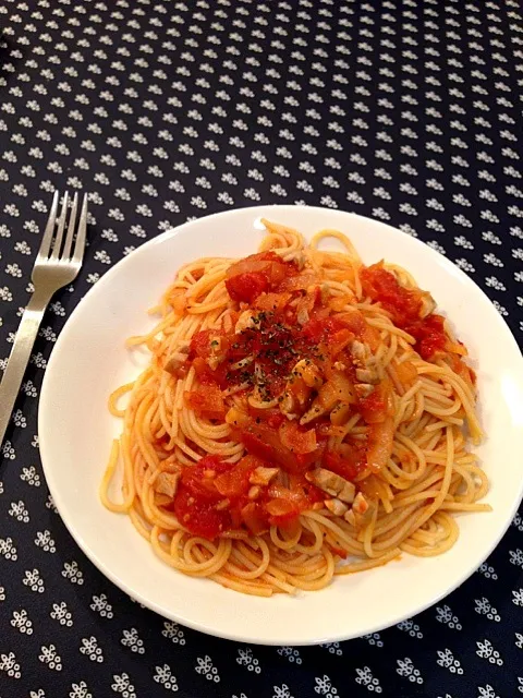 Snapdishの料理写真:チキンと玉ねぎのトマトパスタ|sugaさん