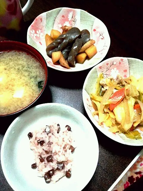 豚とキャベツのバター醤油蒸し、こんにゃくとじゃがいもとちくわの煮物、豆腐の味噌汁、赤飯|さやたんさん