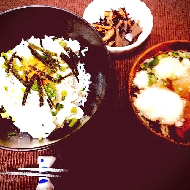 豆腐のしらす丼、つぐね芋団子汁、ひじきの煮物|ayakaさん