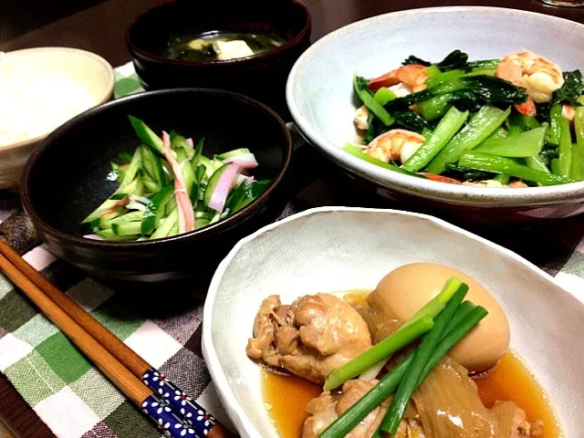 手羽元の中華煮、小松菜とエビの炒め物、キュウリとかまぼこのサラダ、ごはん、味噌汁|XLH883さん