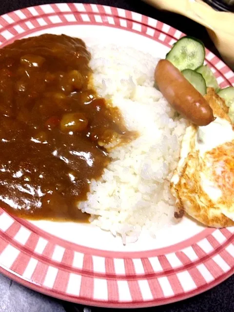 Snapdishの料理写真:#夕飯  全部のせカレー(キュウリ、カレー、ウインナー、ご飯) やったーーー目玉焼きが(ターンオーバー)のってるーー！|ms903さん