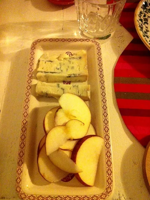 Apples with Gorgonzola cheese|gherardo flendaさん