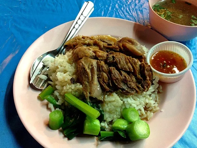 ข้าวขาหมู カーオ・カー・ムー 豚足煮込みのせご飯🐷@タイ コーンケンの屋台|akiさん