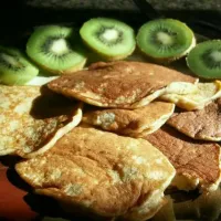 Snapdishの料理写真:banana pancakes w/kiwi|alison desmedtさん