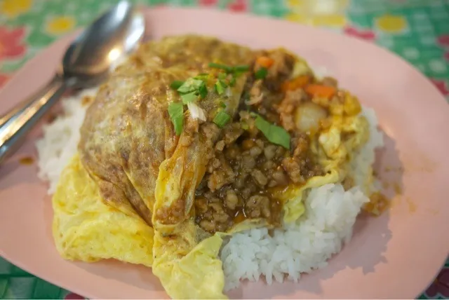 ไข่ยัดไส้ราดข้าว カイヤッサイ(タイのオムレツ)をご飯にかけたモノ。普通は単品で頼むもので、ご飯のうえにかけたのがメニューにのってるのはあんまないと思う 。カイヤッサイは日本の家庭で作られるオムレツの味にすごく近い。|msdsystemさん