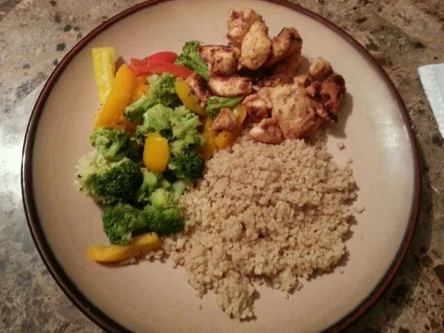 blackened chicken breast chunks,  broccoli with bell peppers and quinoa|Lawrence McKayさん