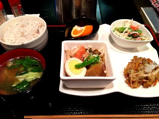 Snapdishの料理写真:本日のランチ 魚のすり身揚げ、ちゃんこ汁、牛すじ煮込み|yoooochanさん