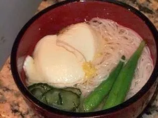 素麺と玉子豆腐の腕 オクラとキュウリ添え|マノロさん