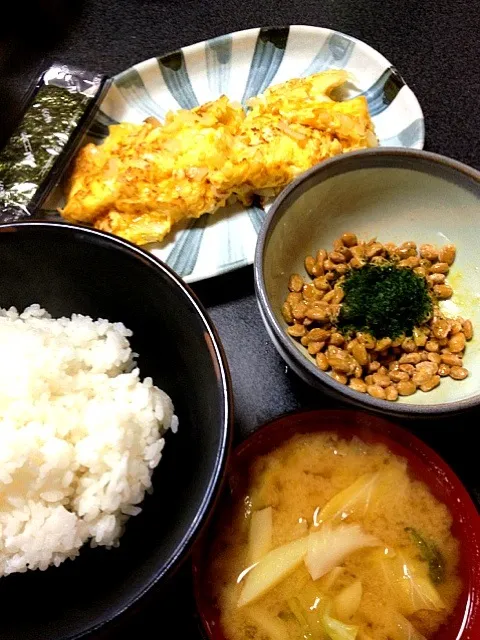 #昼飯 納豆(青のり)、白米、味海苔、味噌汁(キャベツじゃがいも)、チーズinオムレツ。オムレツが焼き鮭だったら旅館の朝食みたいだぞ。|ms903さん