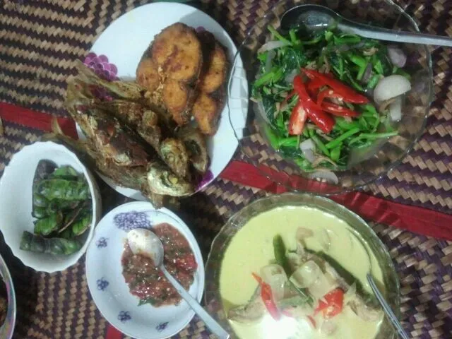 Snapdishの料理写真:my lunch.. masak lemak cili api tempoyak+bayam goreng+sambal belacan petai &ikan sardin goreng !!!|shafarinさん