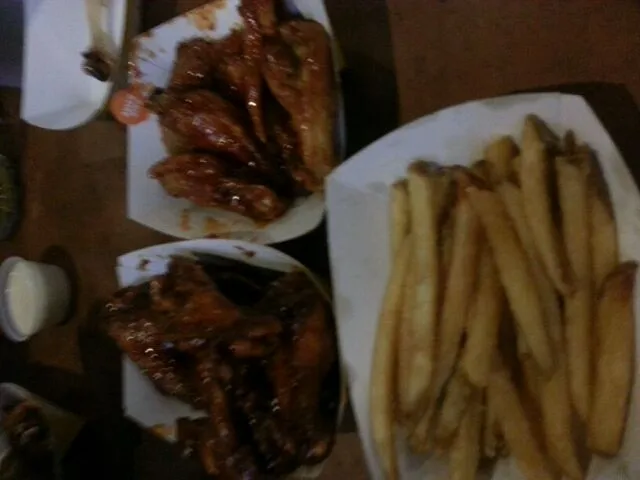 Asian Zing Wings & Honey BBQ wings|Baldomero Gutierrezさん