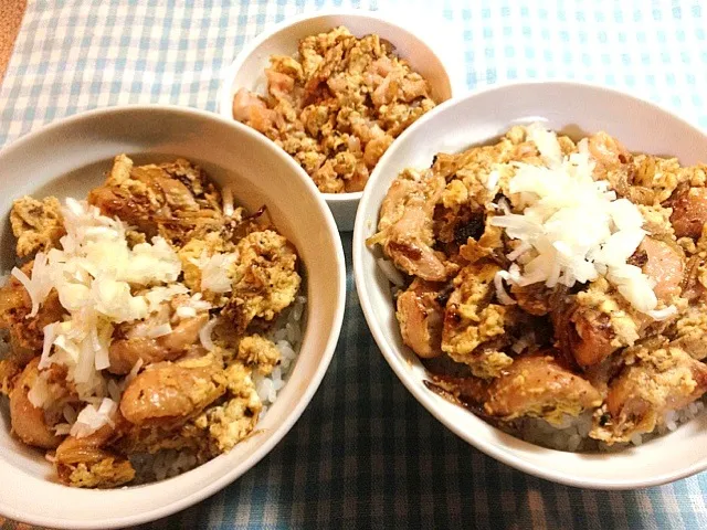 マヨ玉鶏皮炒め丼|たびもかさん