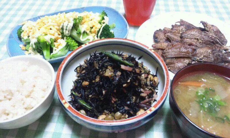 生姜ごはん、小鯵干物、ひじき煮(ベーコン･油揚げ･豆数種･いんげん)、ブロッコリーゆで卵サラダ、鶏つみれ入りお味噌汁(大根･人参･油揚げ･白菜･青ねぎ)|まあるさん