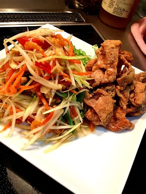 Snapdishの料理写真:ส้มตำกะหนังไก่ทอดเอง パパイヤサラダVS鶏皮あげ|Kungૅ˘੯ੁૂ‧̀͡u\กุ้งさん