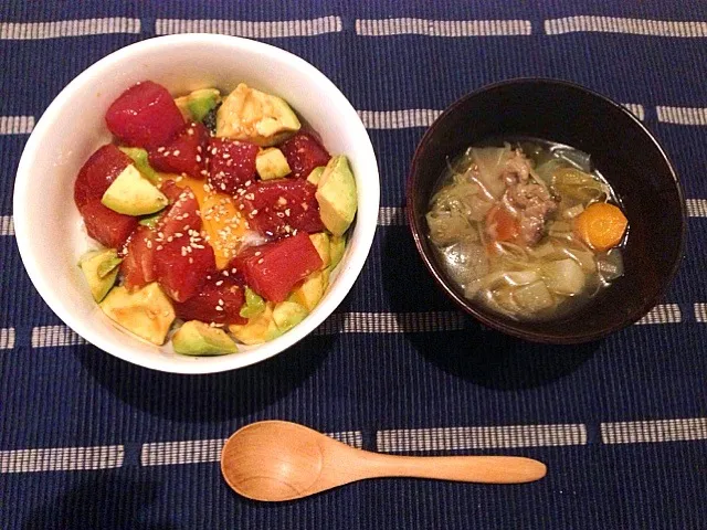 マグロとアボガドのユッケ丼と野菜スープ|びびさん