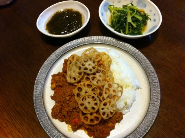 Snapdishの料理写真:豆カレー・れんこんチップ、もずく酢、水菜と薄揚げの炊いたん|きりママさん