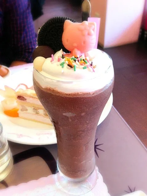 Snapdishの料理写真:Hello Kitty Chocolate Smoothie|Ning PinkRabbitzzさん