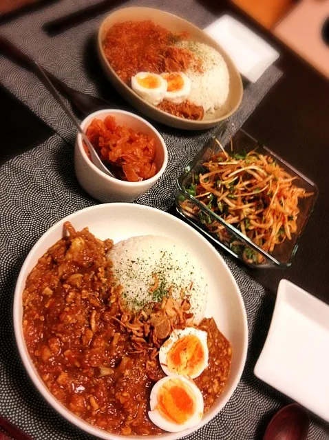 Snapdishの料理写真:鶏ミンチとキノコのトマトカレー。もやしとカイワレ辣油サラダ。|晴雨さん