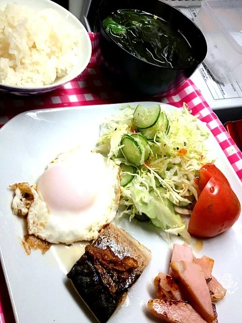 Snapdishの料理写真:好物朝ごはん。鯖、卵、ワカメ、サラダ。|ハルさん