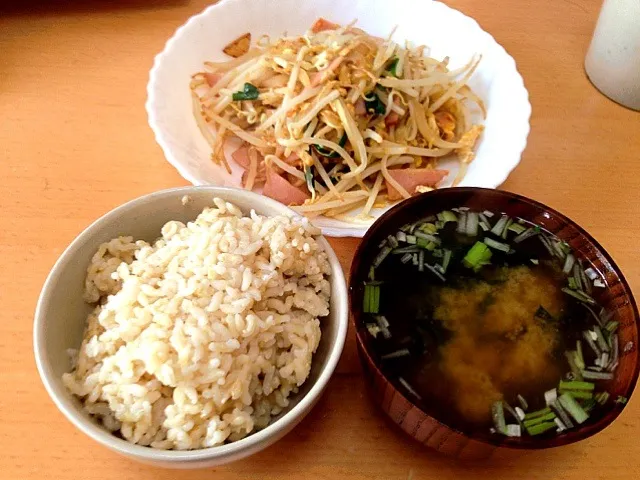 Snapdishの料理写真:卵入り野菜炒めと玄米ご飯、味噌汁|TonyYamadaさん