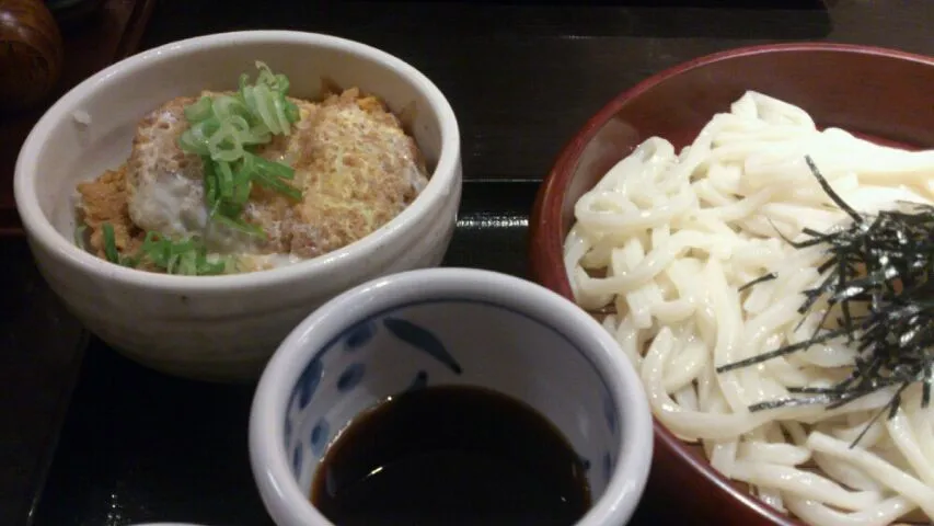 Snapdishの料理写真:ミニカツ丼とザルうどんのセット。シコシコ饂飩が美味しい！|SATOSHI OOCHIさん