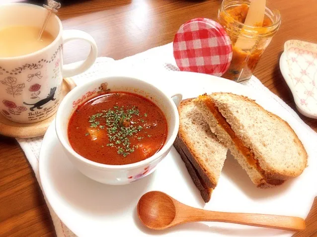 ビーフシチューと蜂蜜かぼちゃサンドとミルクティ♡|Blancaさん