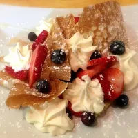 Crepe with berries and mascarpone cheese♡|Nanakoさん