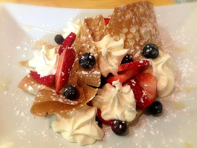 Crepe with berries and mascarpone cheese♡|Nanakoさん