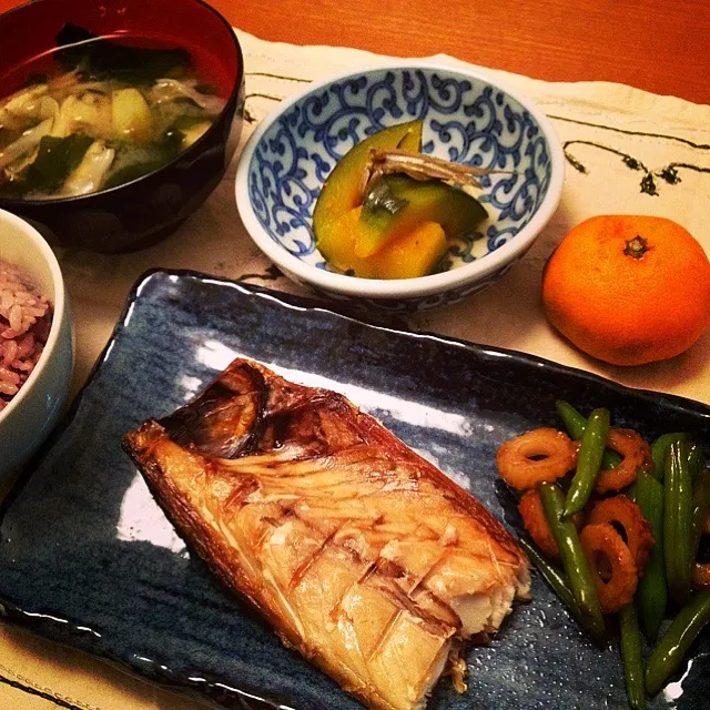 焼き魚（鯖） インゲンと竹輪のきんぴら  南瓜煮付  味噌汁  みかん|ikukoさん