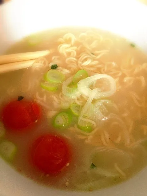 豚骨ラーメン インスタント プチトマトと、長ネギ|あぼちさん