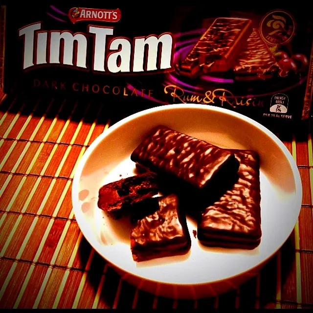 Snapdishの料理写真:timtam ダークチョコレート ラム＆レーズン|桂箱丸さん