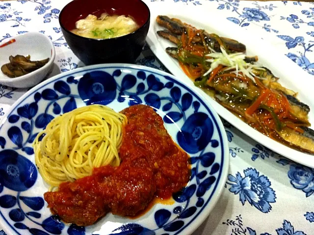 トマト煮込みハンバーグとパスタのワンプレート・サンマ唐揚げ野菜あんかけ・キュウリ漬物・鶏団子と白菜味噌汁|まーままさん