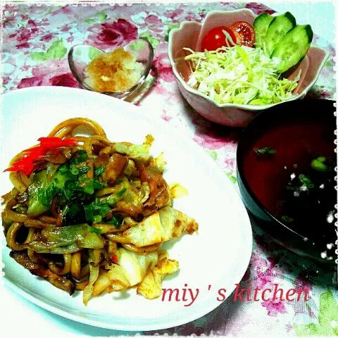 ☆１/23 dinner☆ ♡焼きうどん(ハム、きゃべつ、椎茸、ねぎ、紅生姜、舞茸)♡きゃべつ、きゅうり、ﾌﾟﾁﾄﾏの玉ねぎﾄﾞﾚｻﾗﾀﾞ♡大根おろし♡白だしのすまし汁(わかめ、とろろこんぶ、ねぎ)|みぃにゃんさん