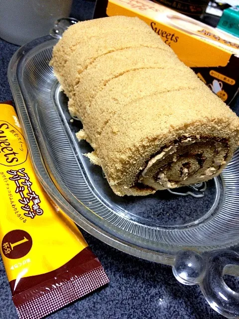 #夜おやつ  ロールケーキ(モカ)、レアチーズ風味のクリームラッテ(飲むスイーツシリーズ)。味が合う！|ms903さん