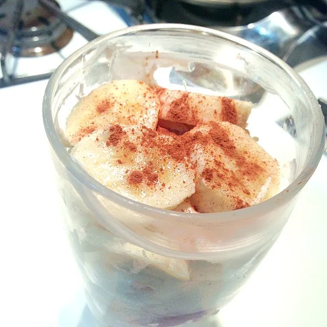 Banana yogurt with crushed mixed nuts|ervinさん