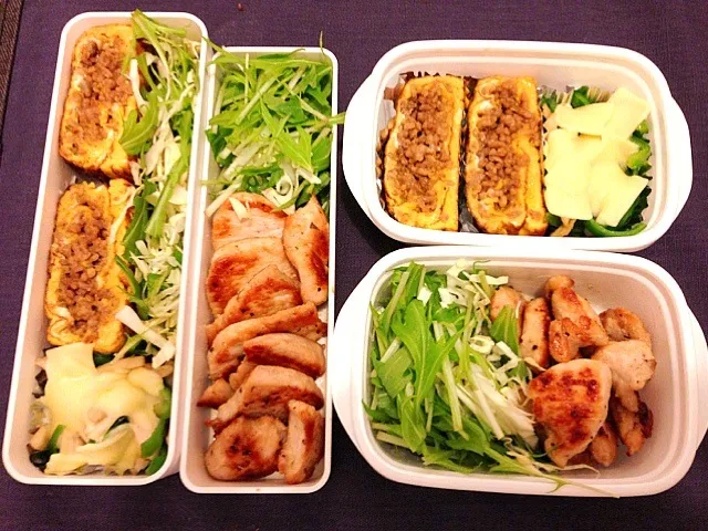 Snapdishの料理写真:お弁当♡チキンソテー、そぼろ入り卵焼き、ピーマンとエリンギのチーズ焼き、サラダ|ウサコさん