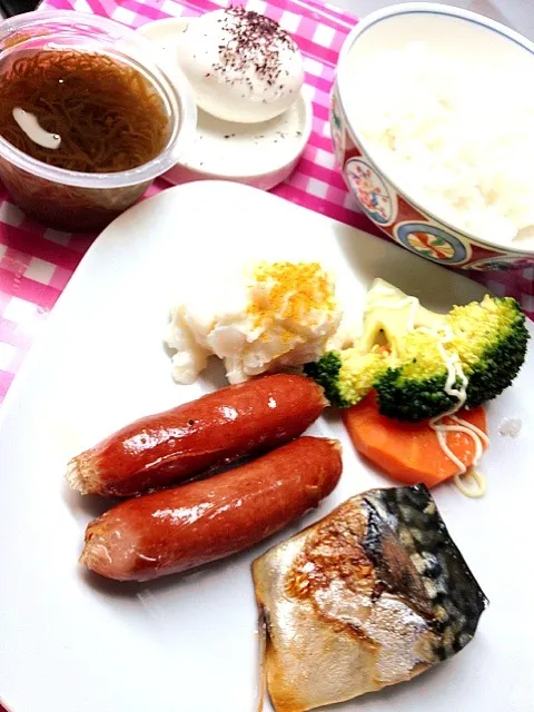 Snapdishの料理写真:朝ごはん。市販のもずくにりんご酢を入れると風味が変わります|ハルさん