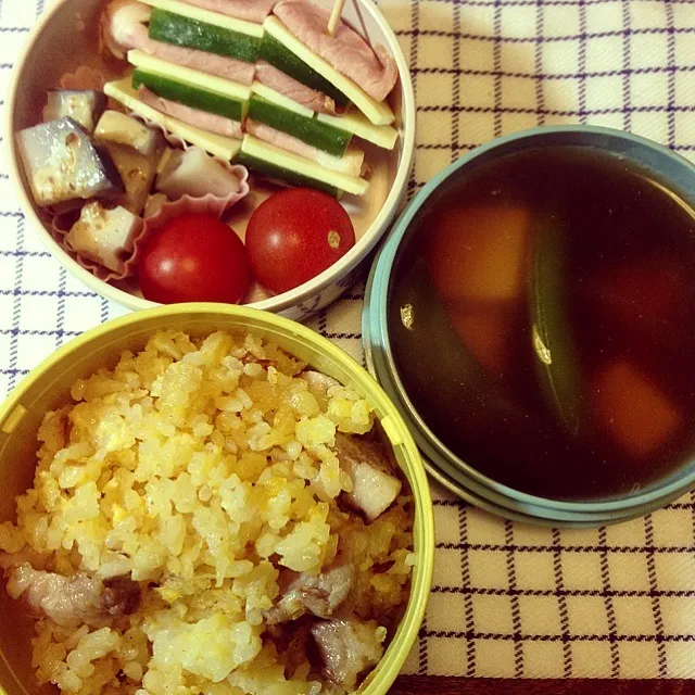 Snapdishの料理写真:1/24娘弁当  ☆塩麹豚とネギの卵炒飯  ハムチーズ胡瓜の重ね  ミニトマト  蓮根サラダ  豆腐とインゲンブロッコリーのお澄まし  ＊がっつり系のお弁当を見て娘のテンション上がってました＊|yukiyamasakiさん