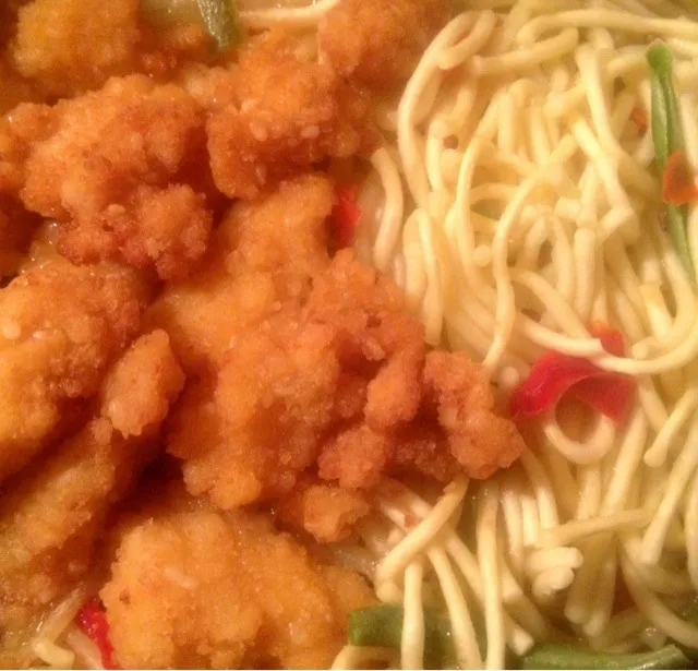 Lean Cuisine's Sesame Chicken entree is delicious! The sesame breaded chicken tenderloins taste great and the pasta compliments it well.|Alena Eydlishさん