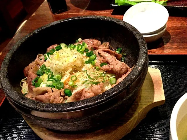 石焼ネギ塩カルビ丼|まるさん