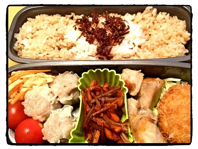 二日ぶりのお弁当。海老カツ、八つ頭煮物のソテー、きんぴらごぼう、シュウマイ、切り干しサラダ、ミニトマト。|松浦有里さん