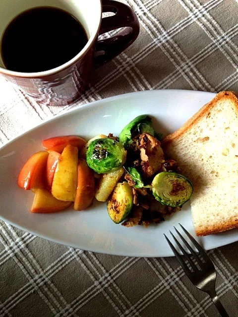 Snapdishの料理写真:こんがり芽キャベツ&長芋にザクロ風味のツナを絡めます|chonkodishさん