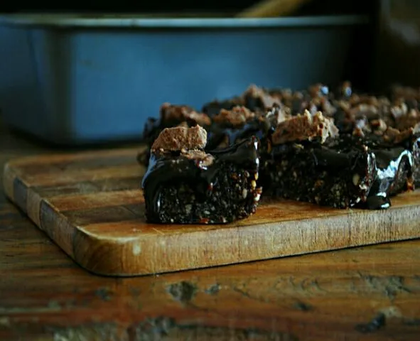 raw mixed nuts cacao fudge with chocolate ganache and cacao nibs|Ana Fernandezさん